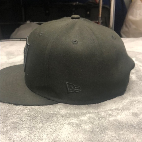 New Era Black Hat Monochromatic Design - Picture 5 of 6